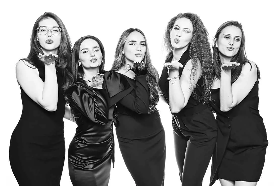 Grup de invitate la un eveniment Nusifil